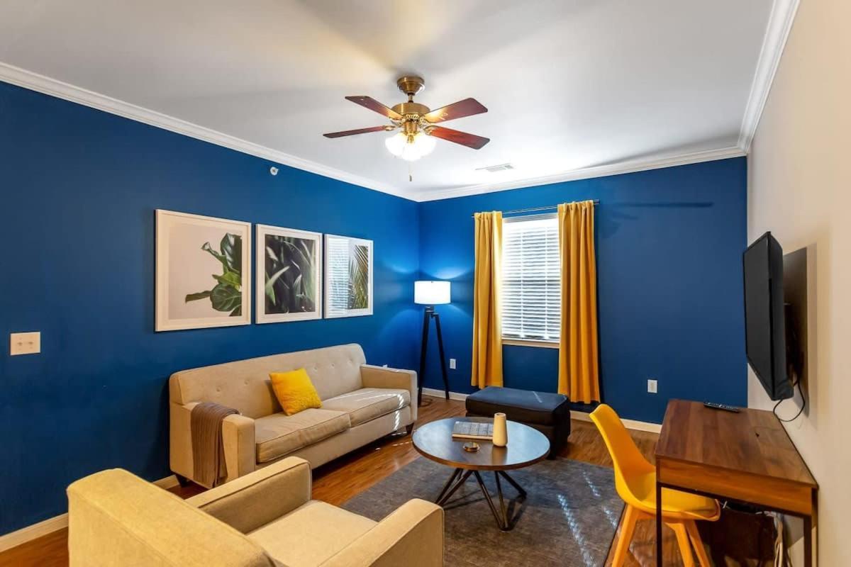 Apartment Trendy Place To In Downtown Next To Convention Center *