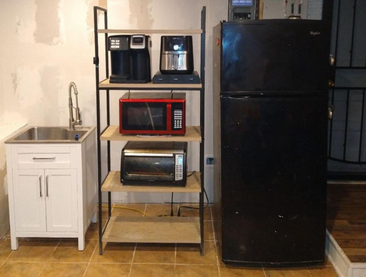 Adorable Spacious With Private Entrance Apartment