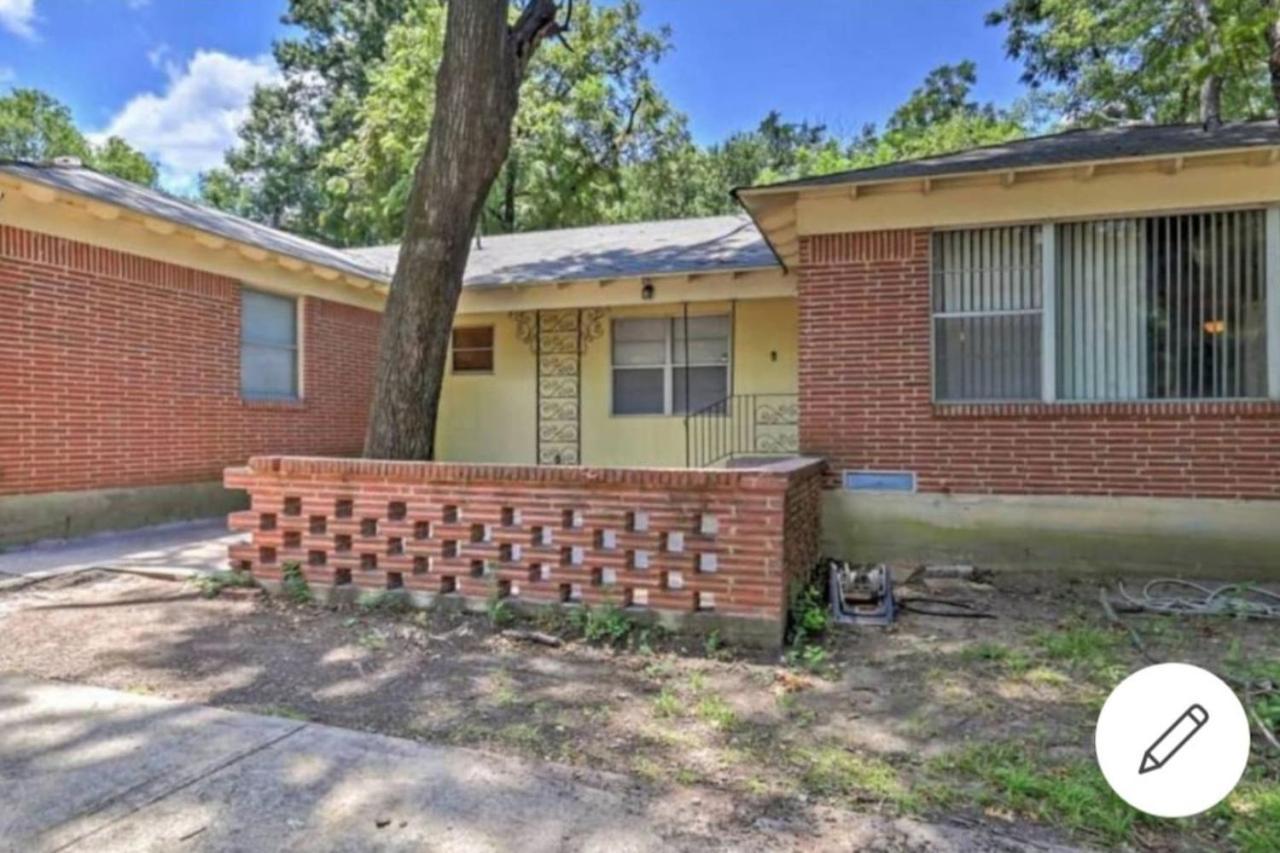 Adorable Spacious With Private Entrance *