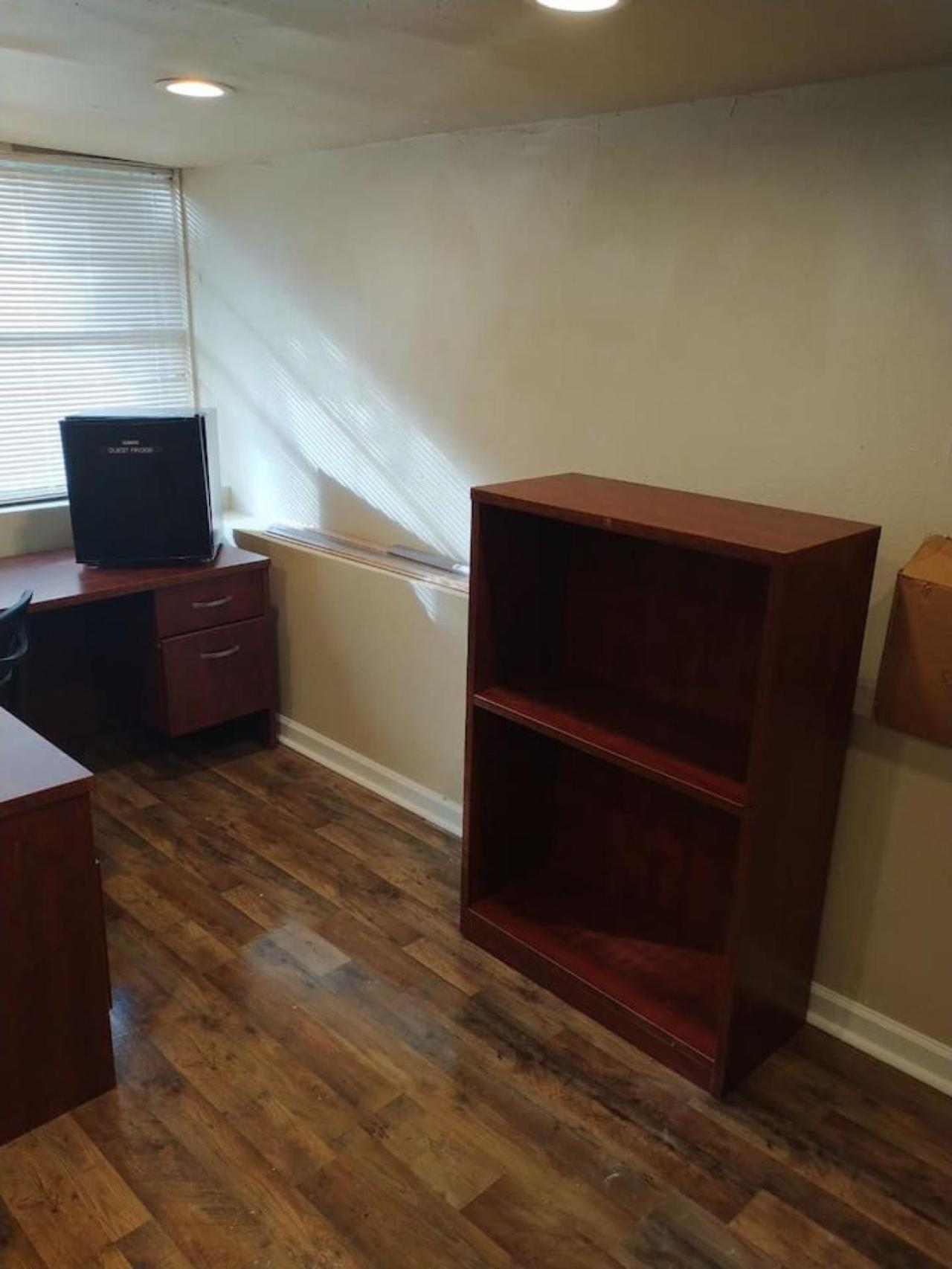 Adorable Spacious With Private Entrance *