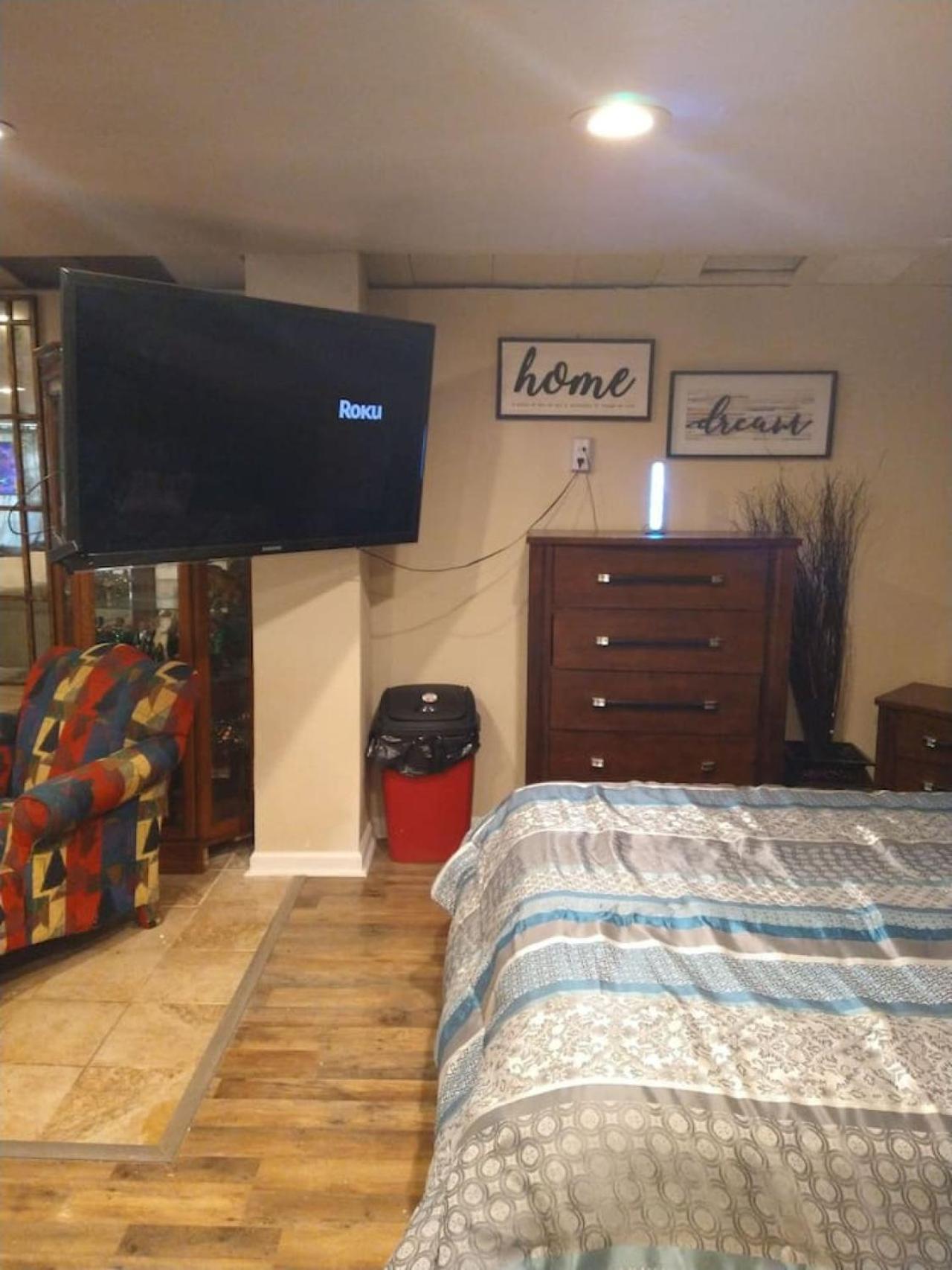 Adorable Spacious With Private Entrance Apartment *