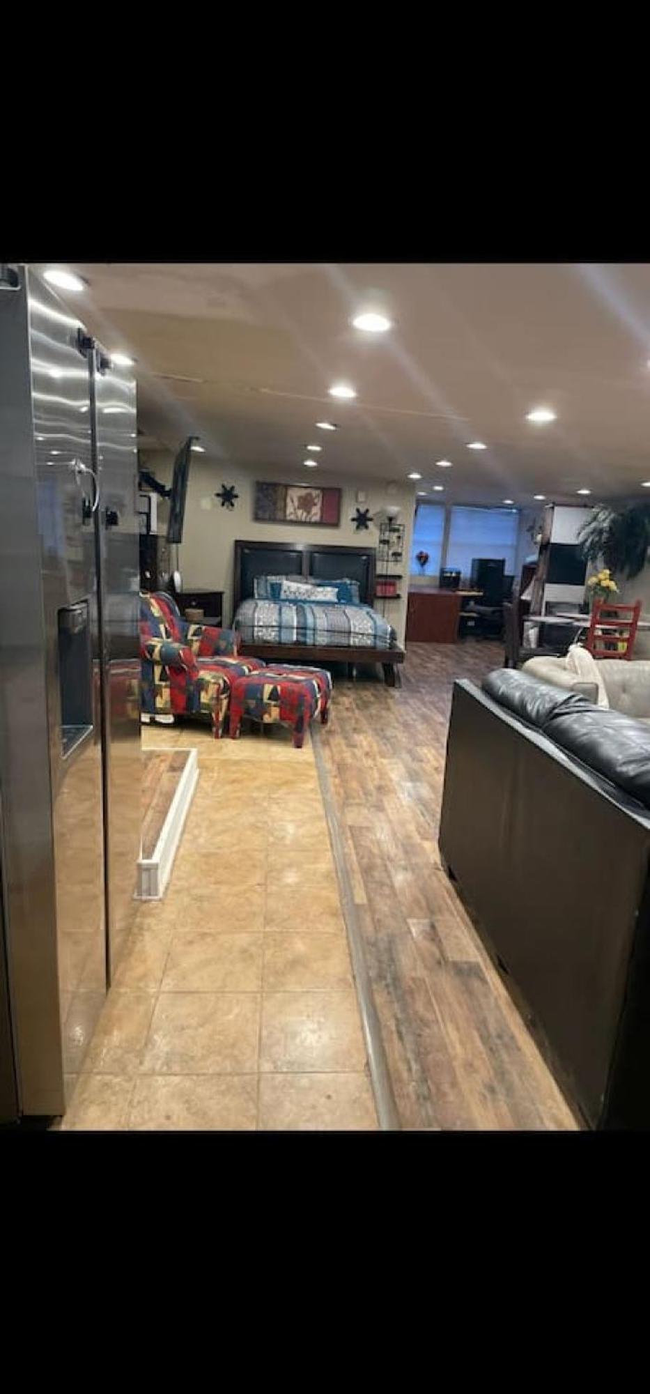 Adorable Spacious With Private Entrance Apartment *