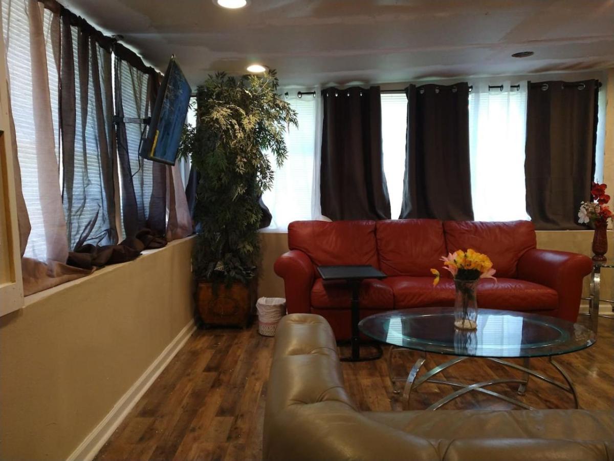 Adorable Spacious With Private Entrance Apartment