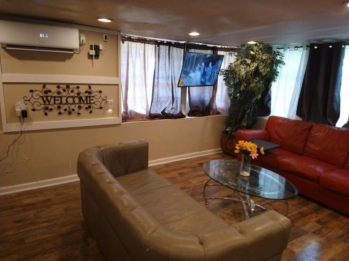Adorable Spacious With Private Entrance