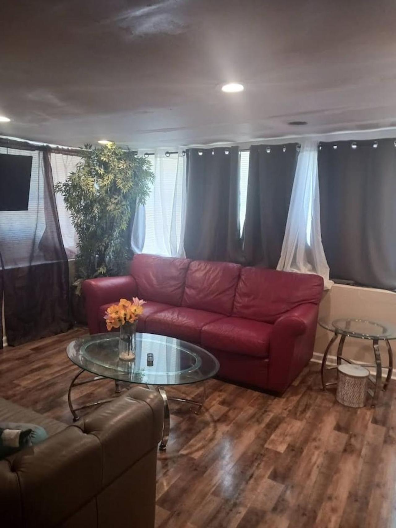 Adorable Spacious With Private Entrance Apartment *