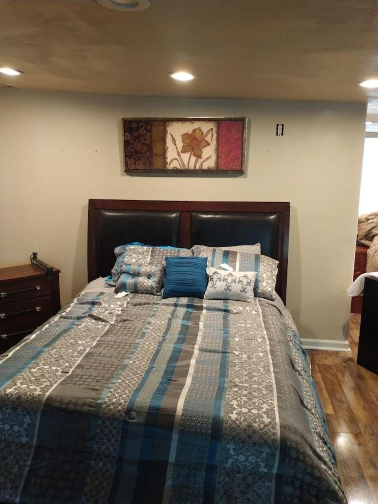 Adorable Spacious With Private Entrance Apartment