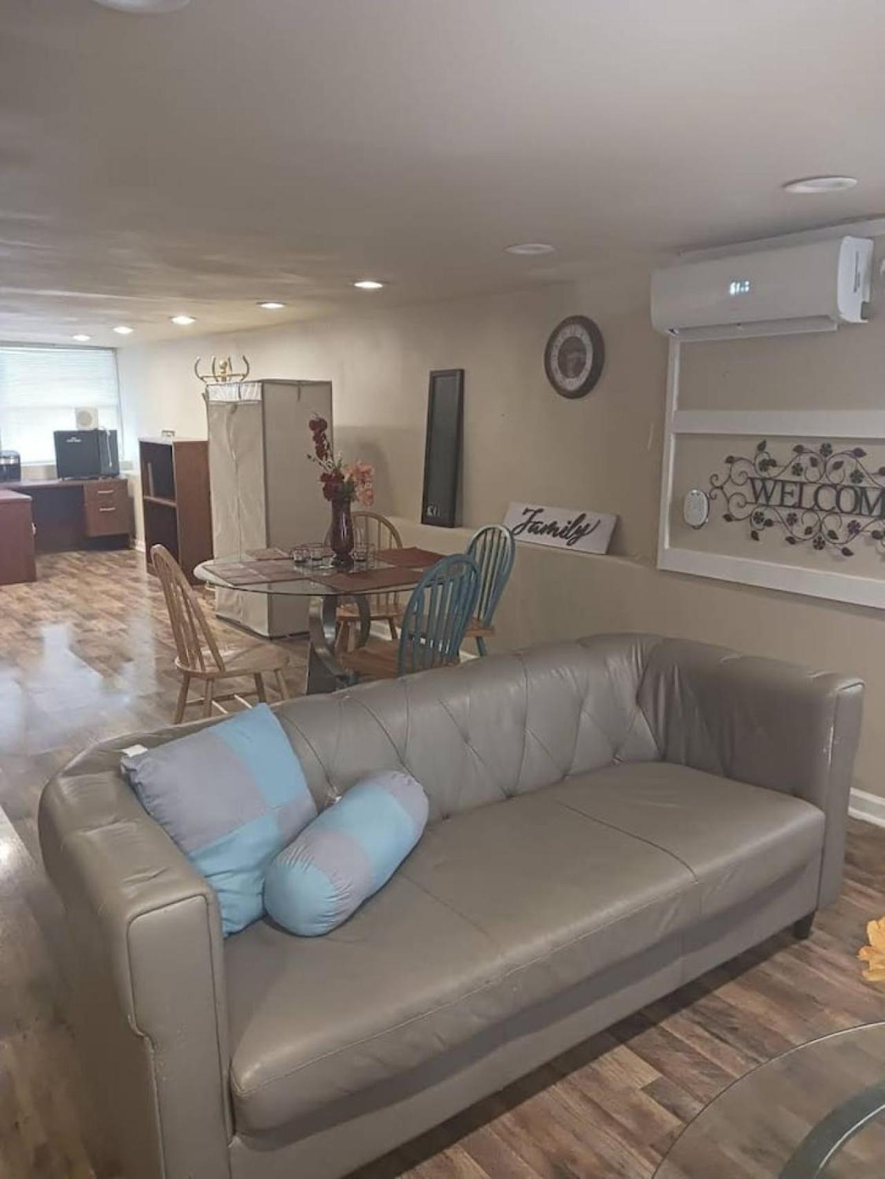 Adorable Spacious With Private Entrance *