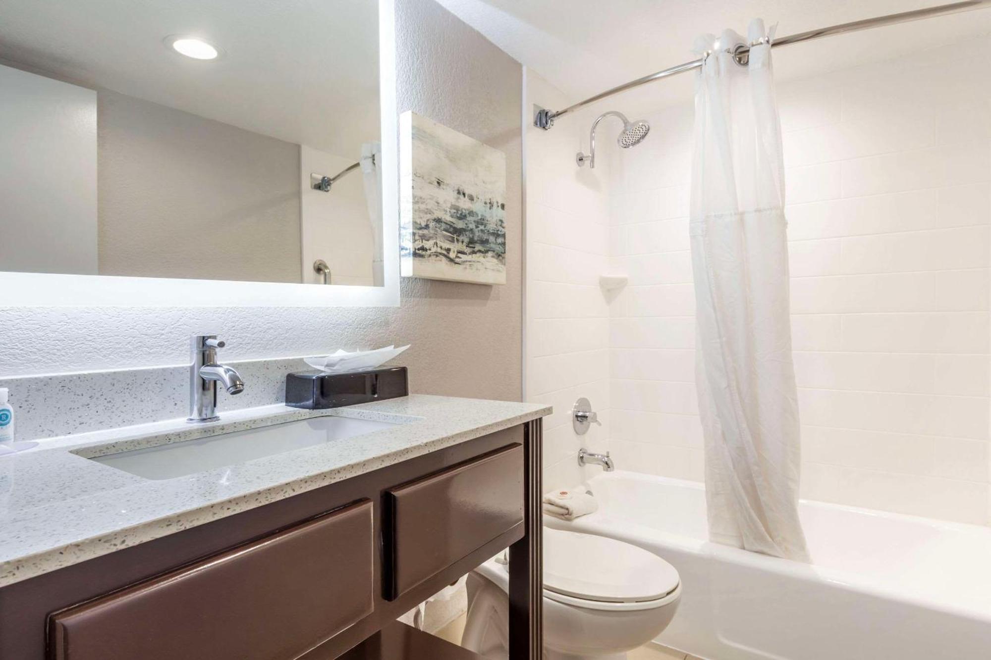 Comfort North Field Airport Inn 4*