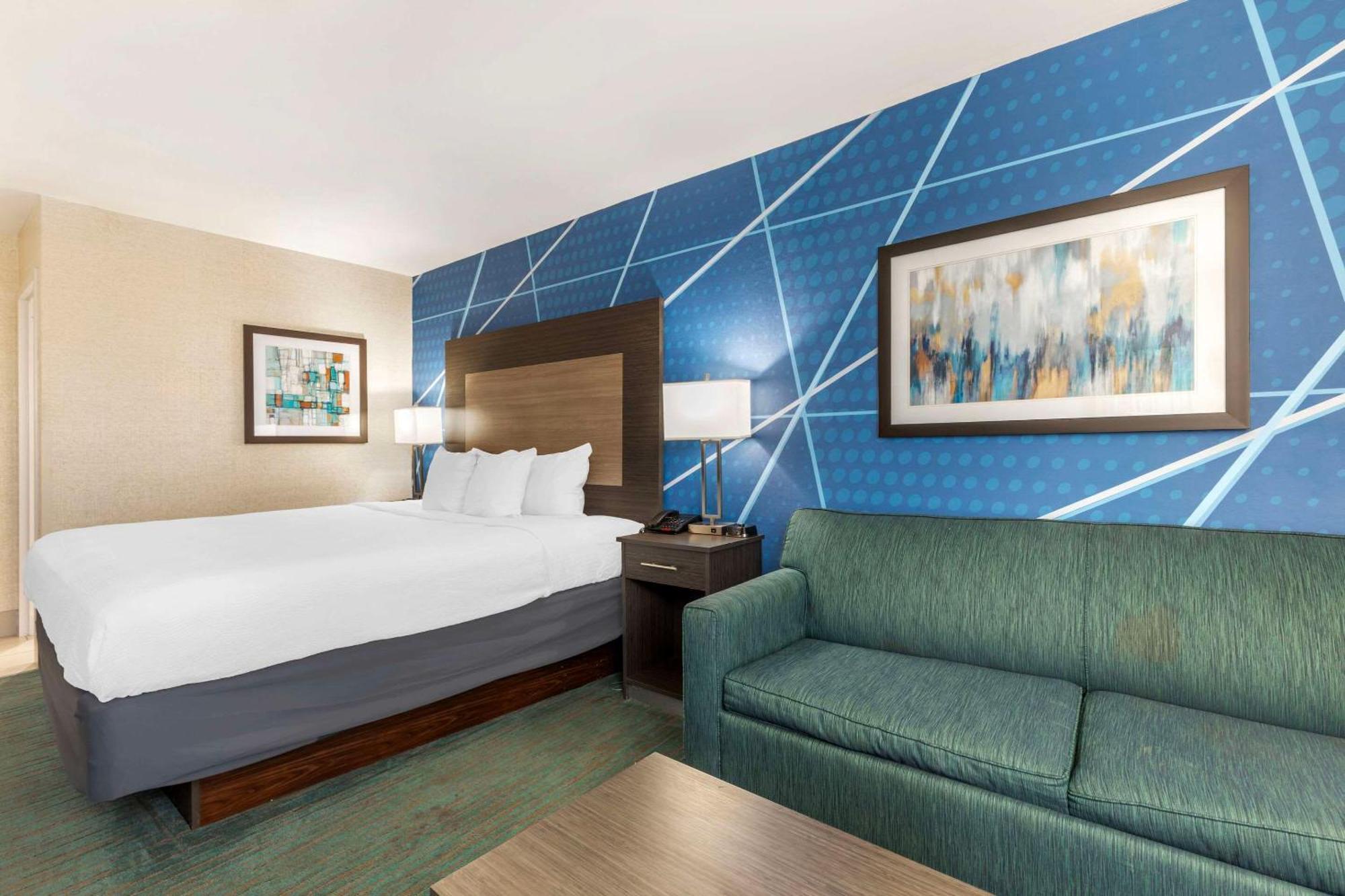 Comfort North Field Airport Inn 4*