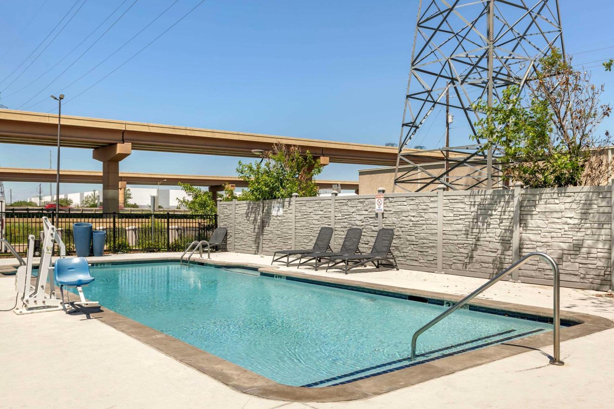 Comfort North Field Airport Inn 4*