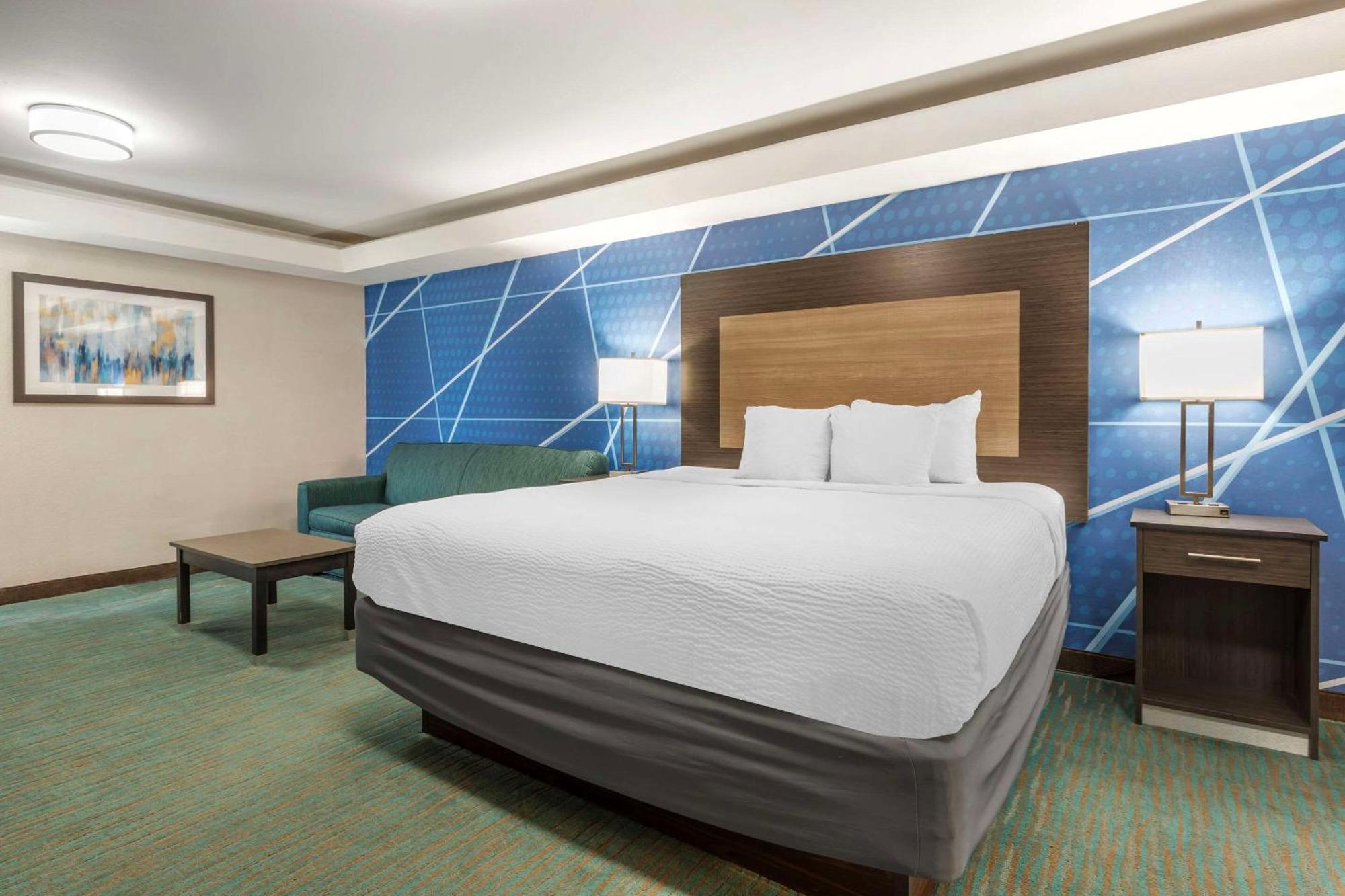 Comfort North Field Airport Inn