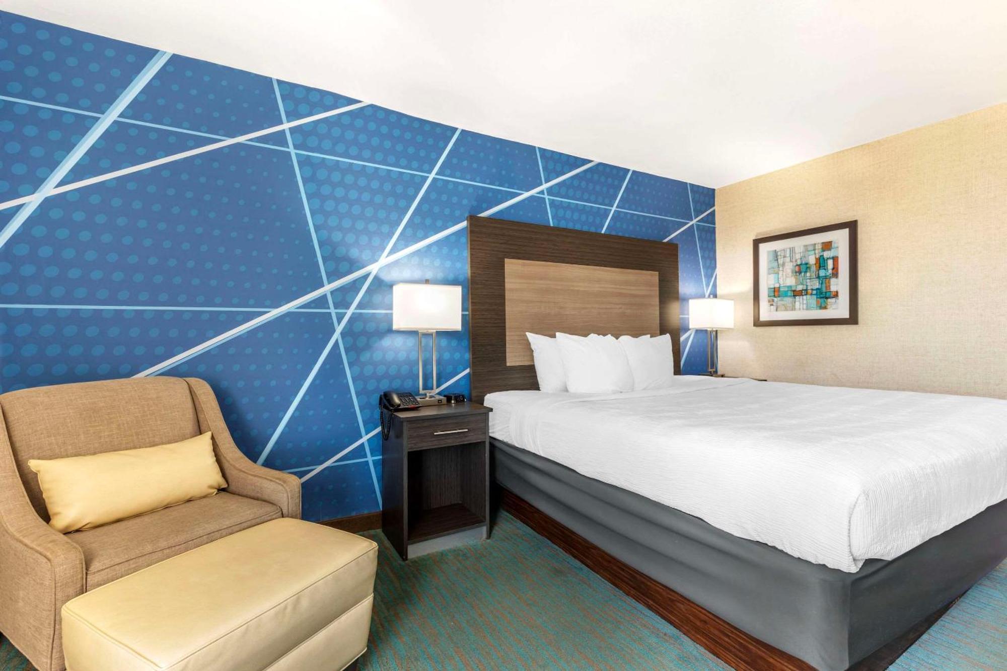 Comfort North Field Airport Inn 4*