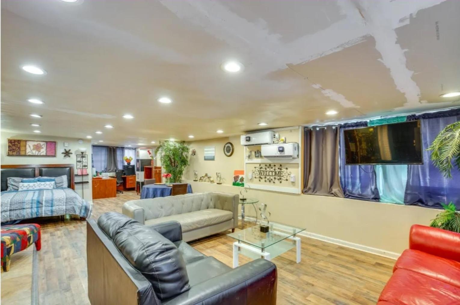 Adorable Spacious With Private Entrance *