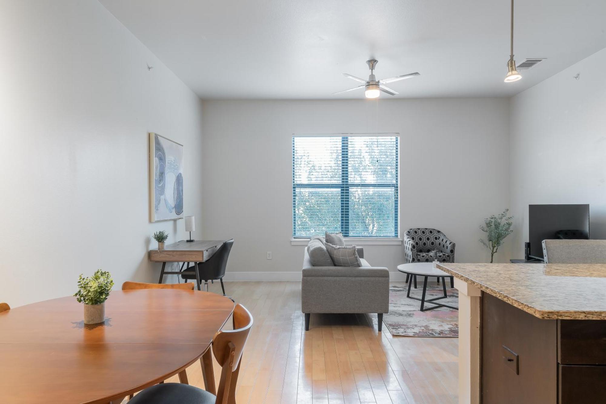 Cs 2428 Modern Suite, Pool, Gym, Parking *