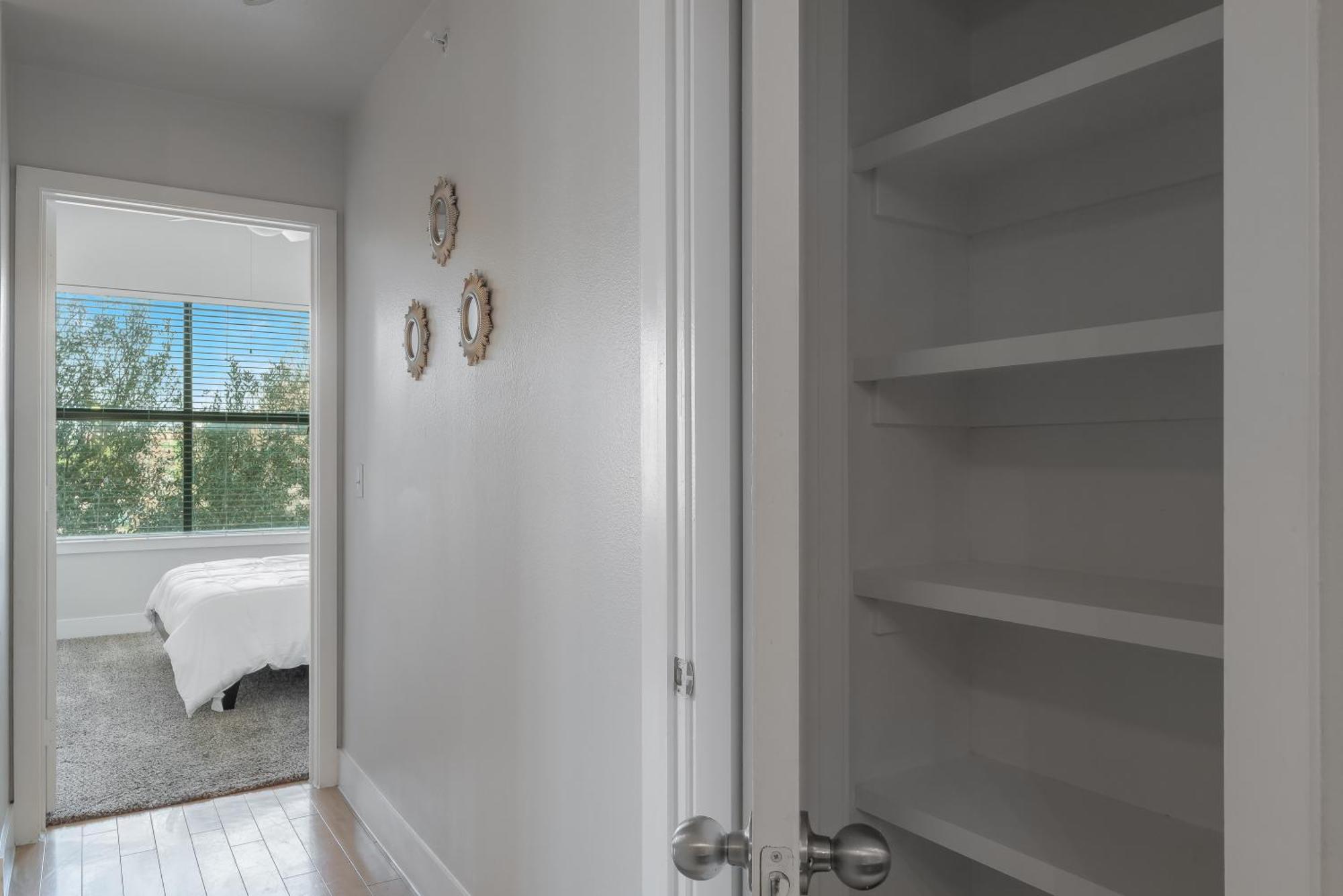 Cs 2428 Modern Suite, Pool, Gym, Parking *
