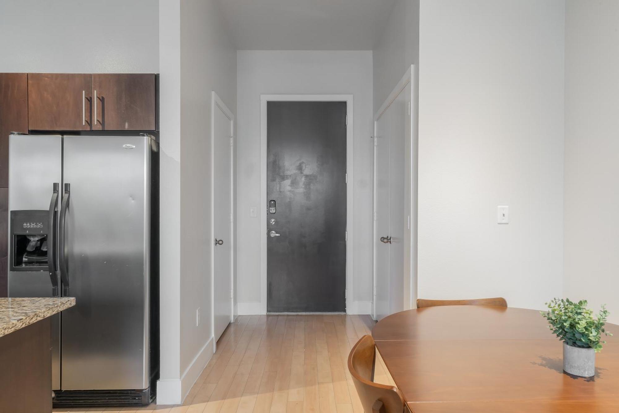 Cs 2428 Modern Suite, Pool, Gym, Parking * Dallas