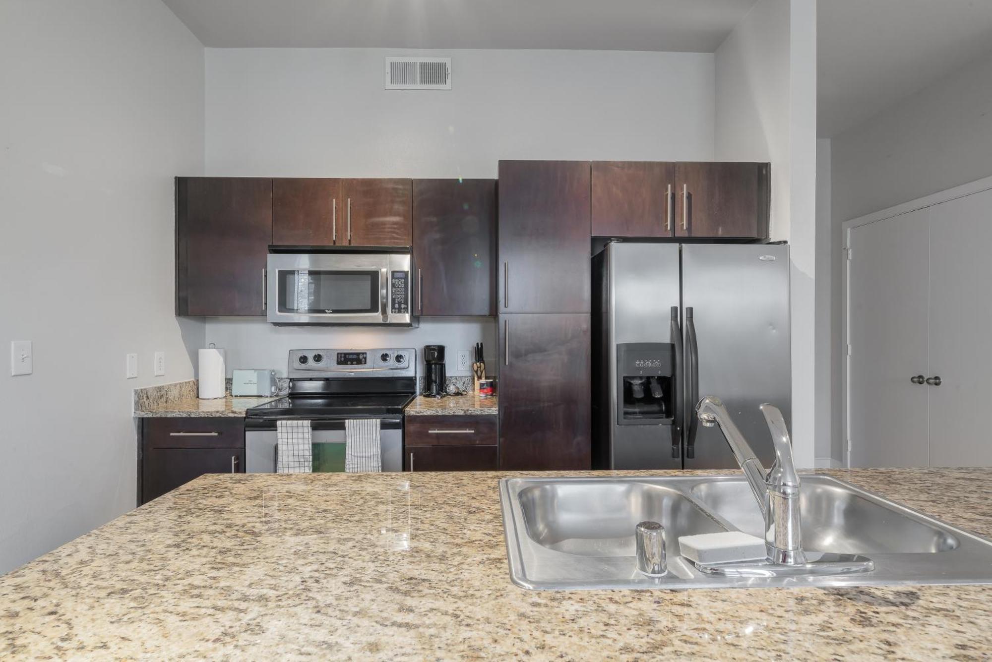Cs 2428 Modern Suite, Pool, Gym, Parking *