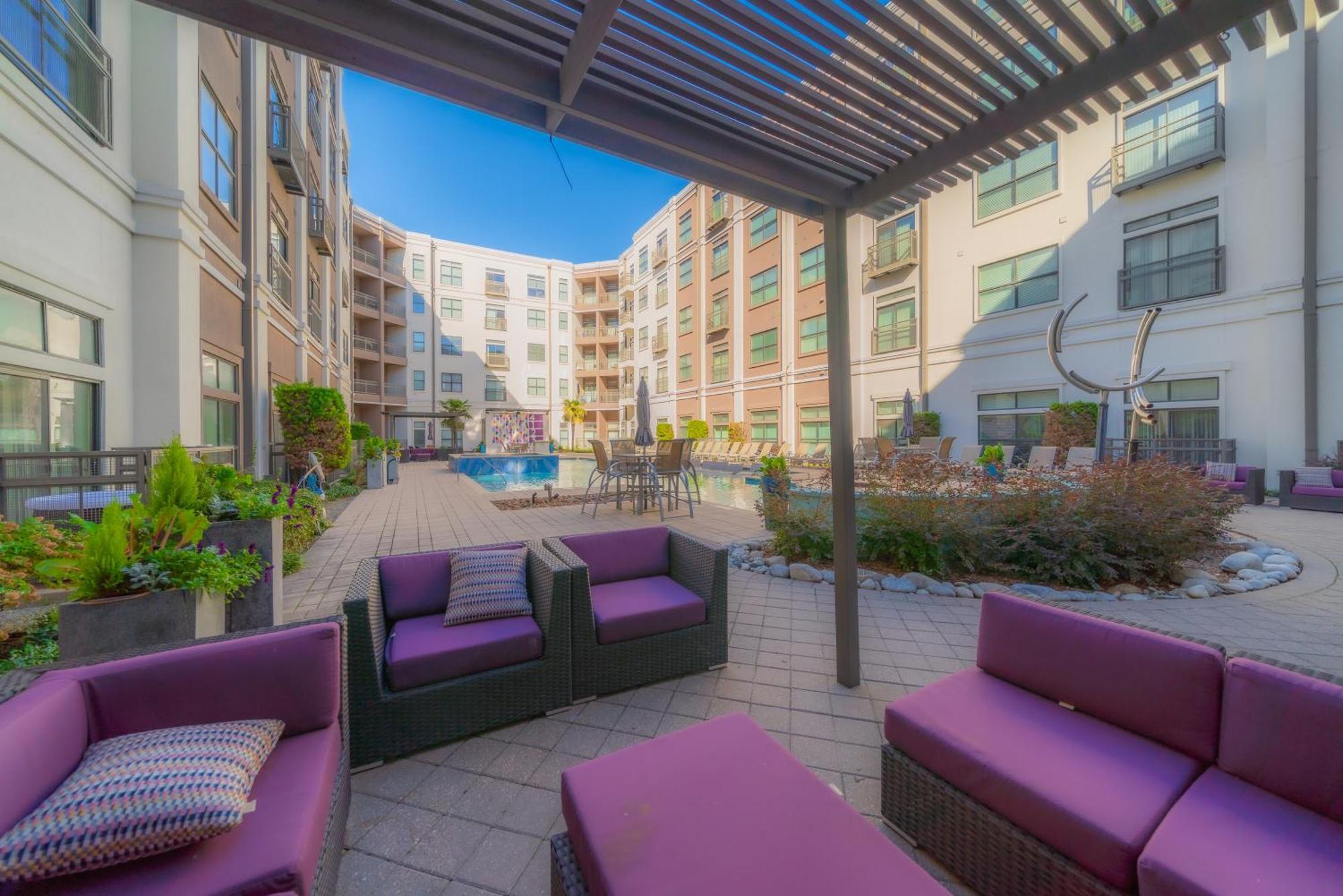 Cs 2428 Modern Suite, Pool, Gym, Parking