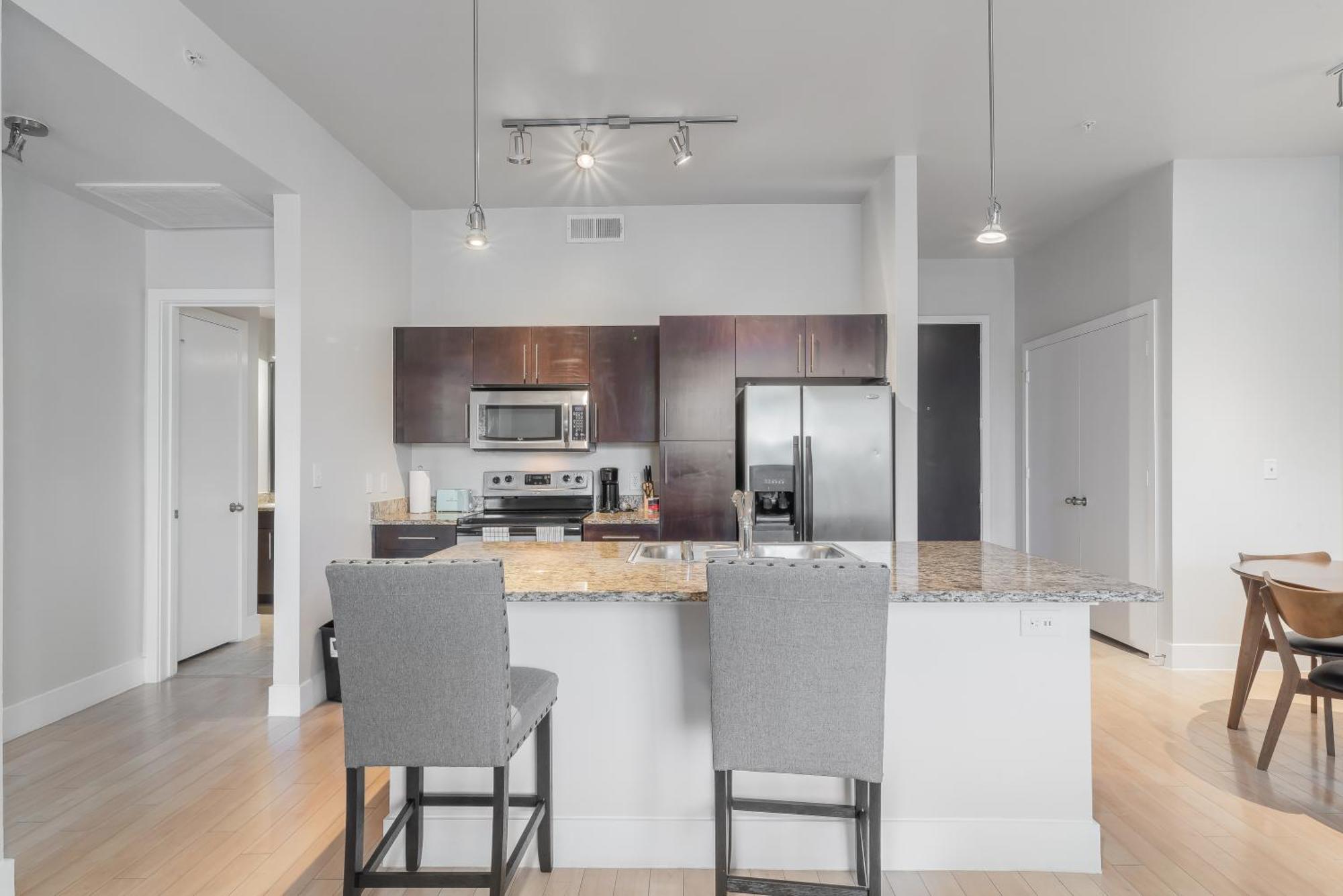 Cs 2428 Modern Suite, Pool, Gym, Parking Apartment *