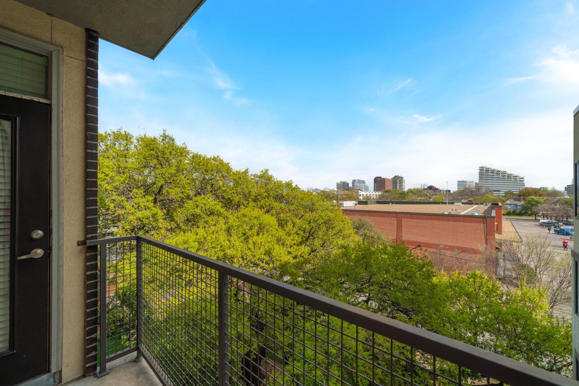 Park West 450 1bedroom Suite, Pool, Gym, Parking Apartment