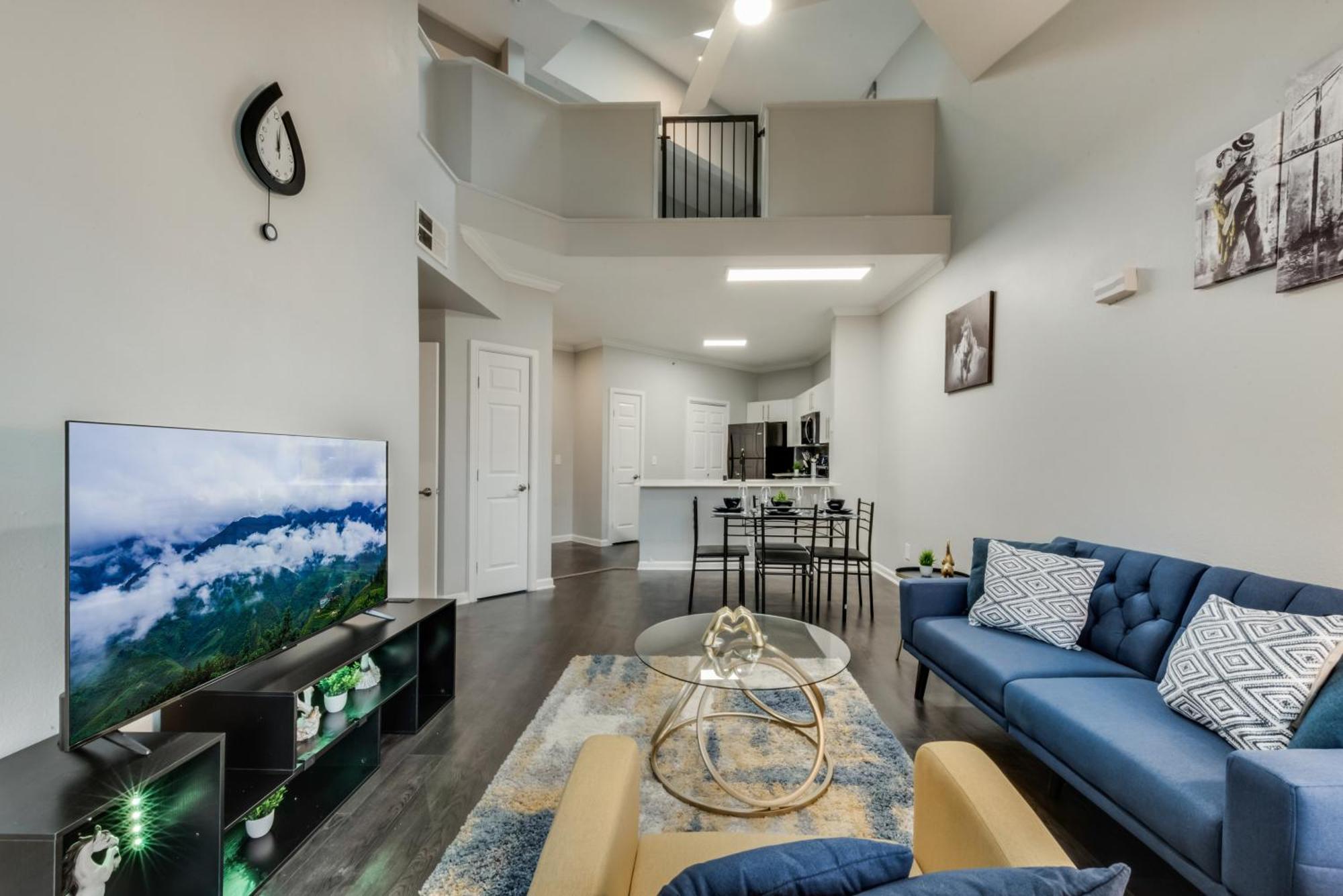 Loft Style 2br Apt I Center I Pool I Gym I Workspace I Pets *