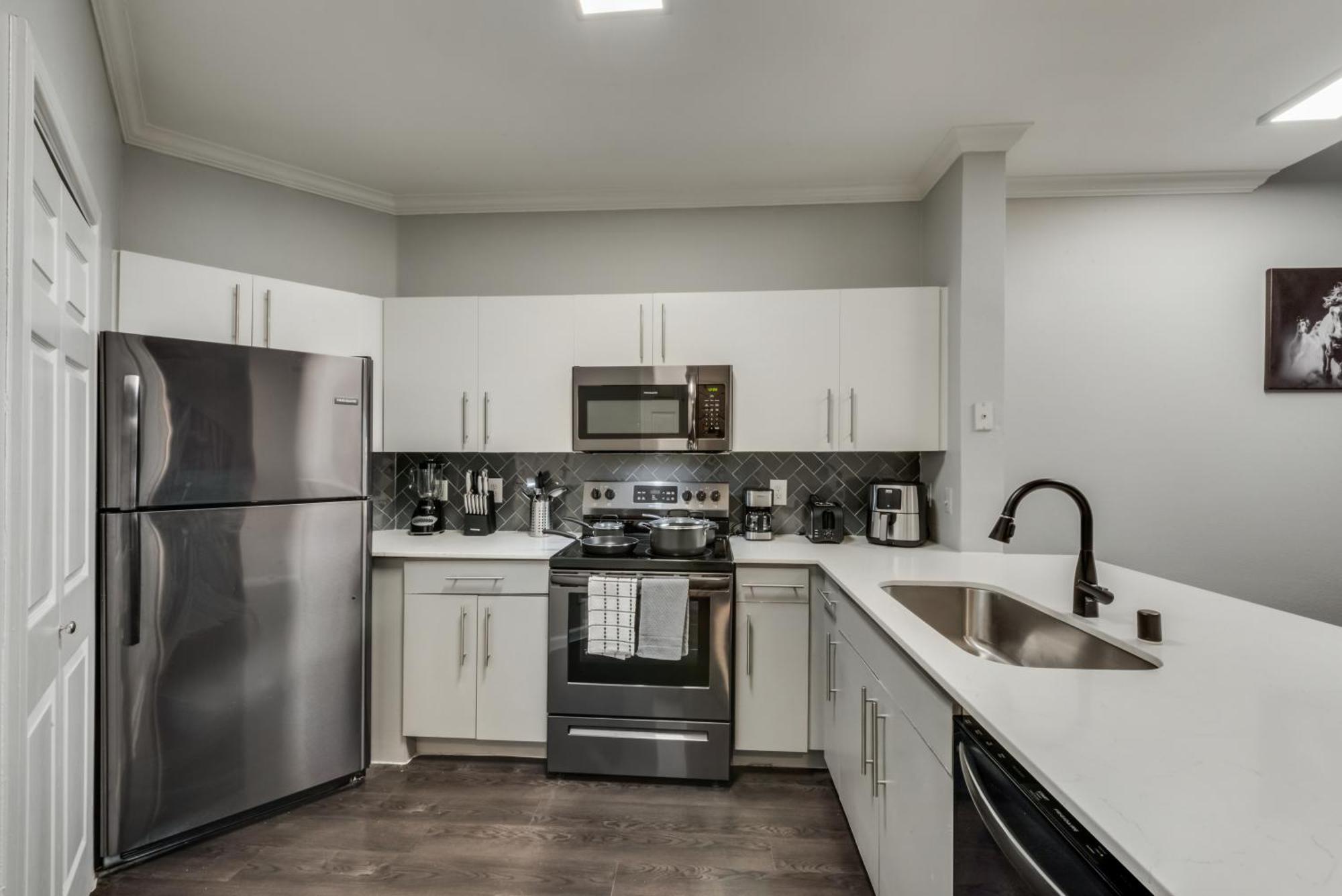 Loft Style 2br Apt I Center I Pool I Gym I Workspace I Pets *