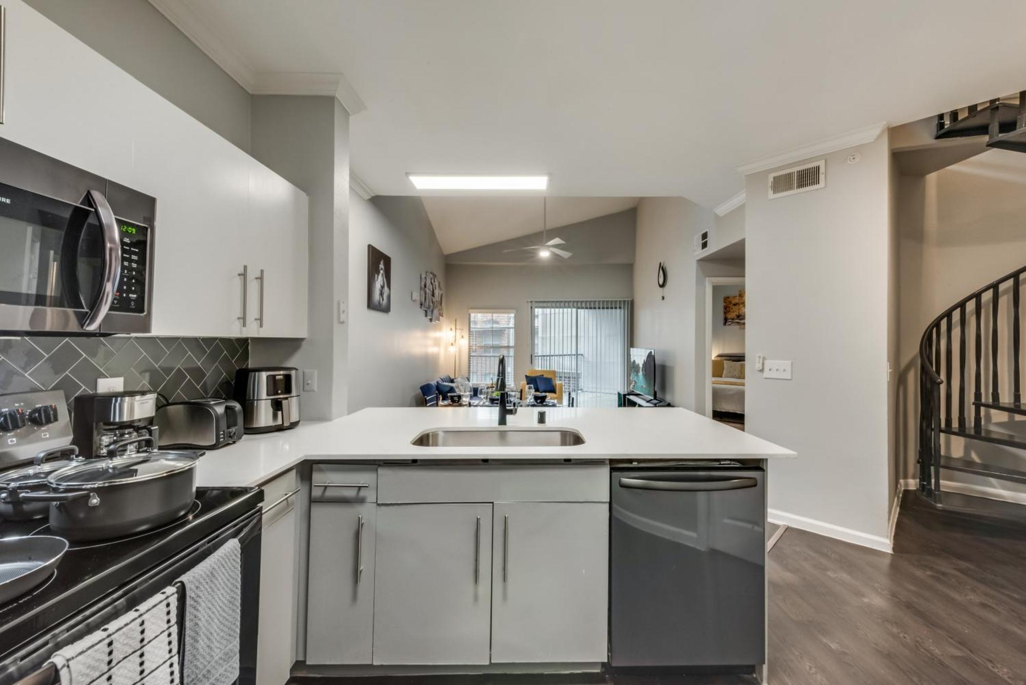 Apartment Loft Style 2br Apt I Center I Pool I Gym I Workspace I Pets