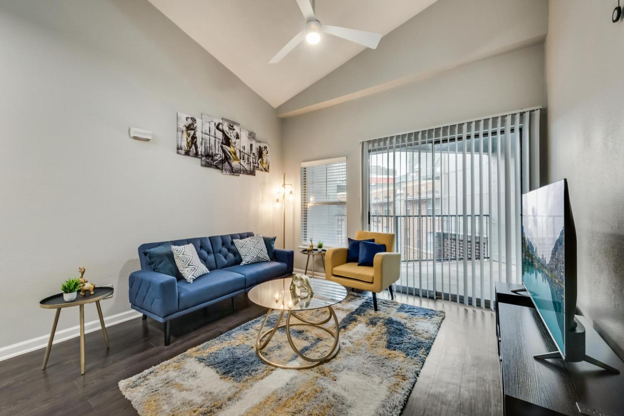 Loft Style 2br Apt I Center I Pool I Gym I Workspace I Pets *