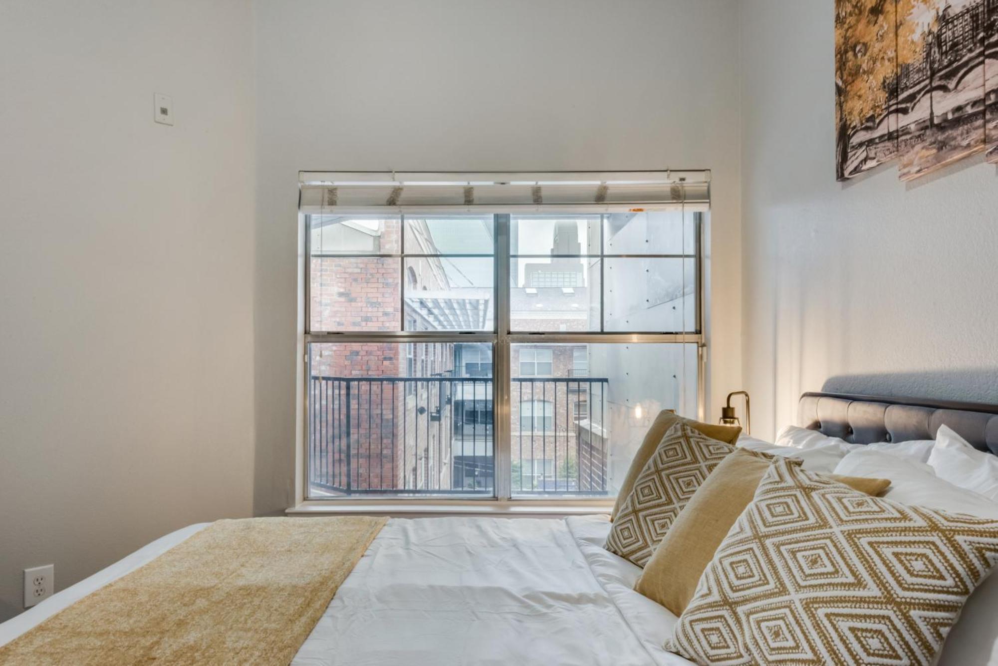 Loft Style 2br Apt I Center I Pool I Gym I Workspace I Pets