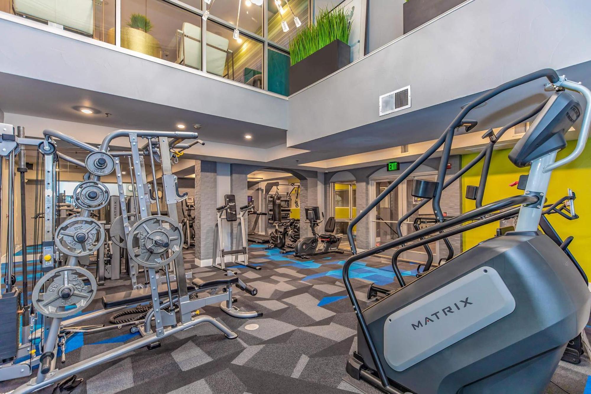 Loft Style 2br Apt I Center I Pool I Gym I Workspace I Pets *