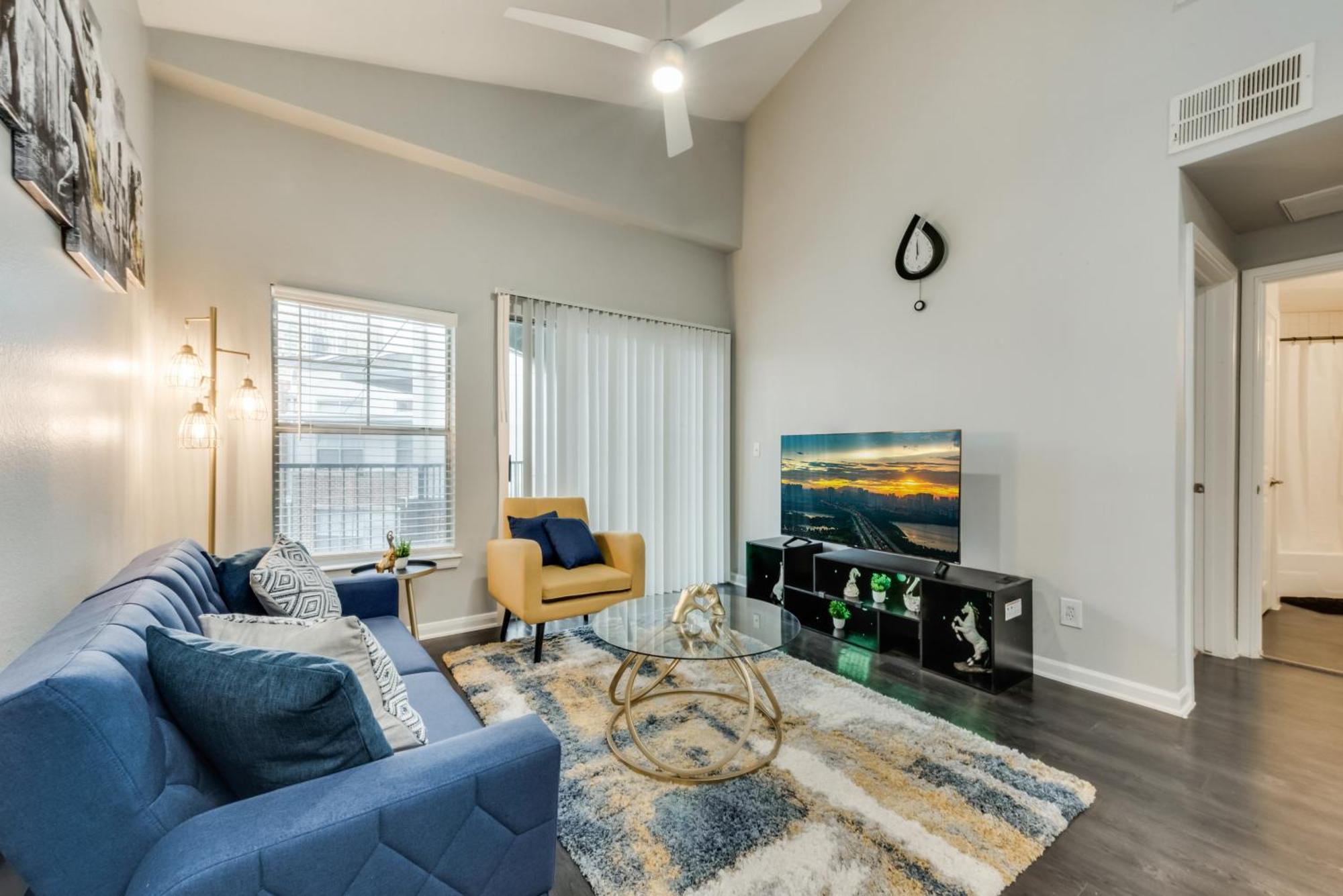 Loft Style 2br Apt I Center I Pool I Gym I Workspace I Pets