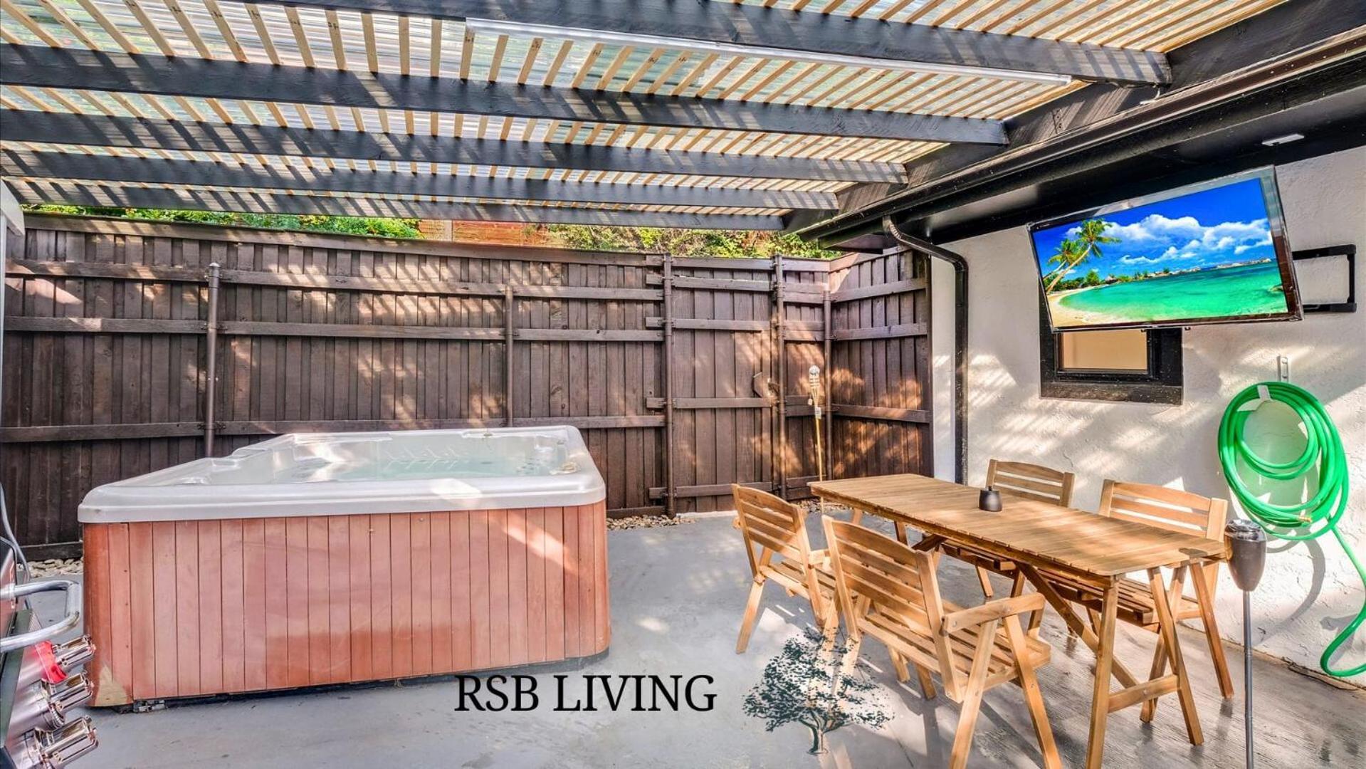 Superior 4br 2ba With Hot Tub & Grill Holiday home *
