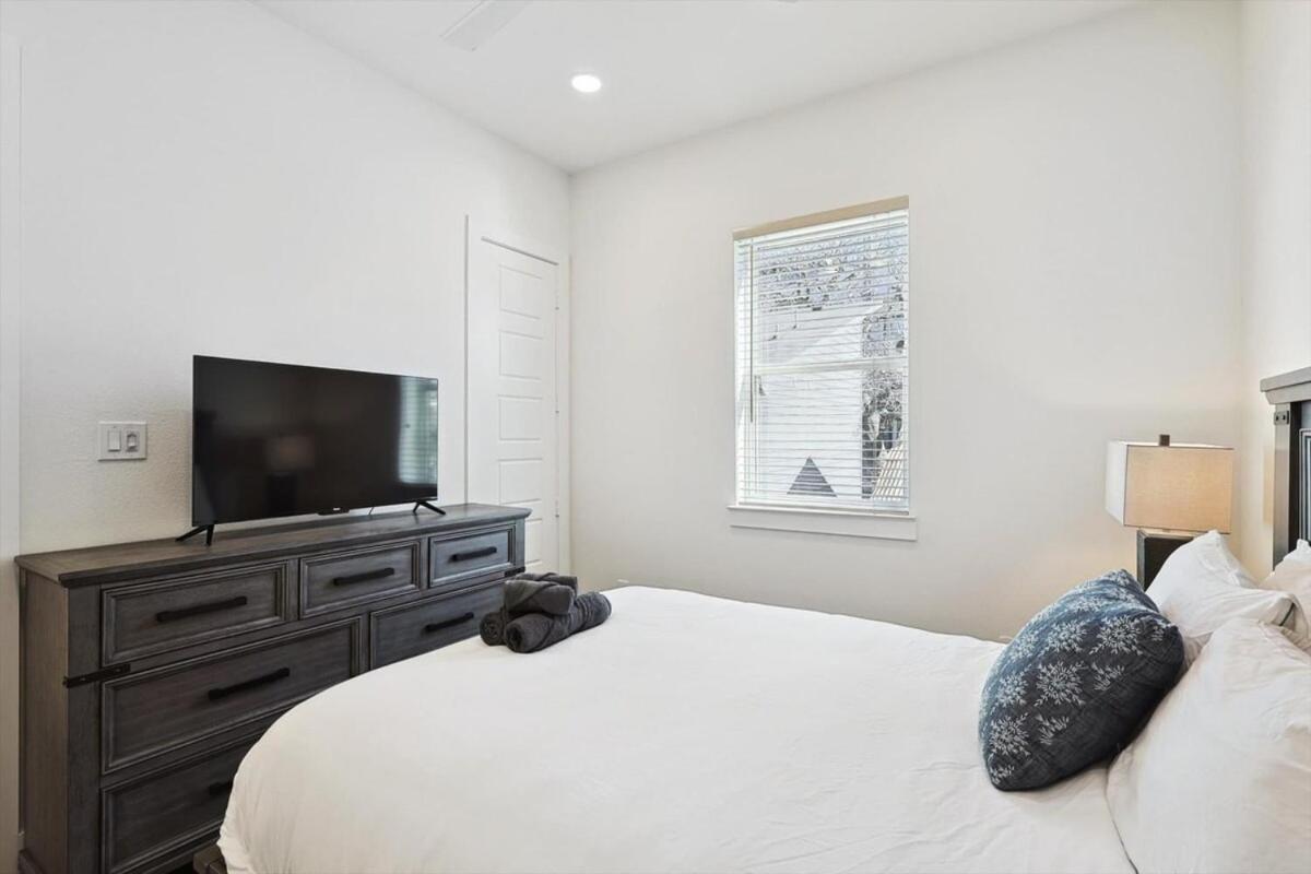 3-bd Luxury Living W Rooftop Garden Views * Dallas
