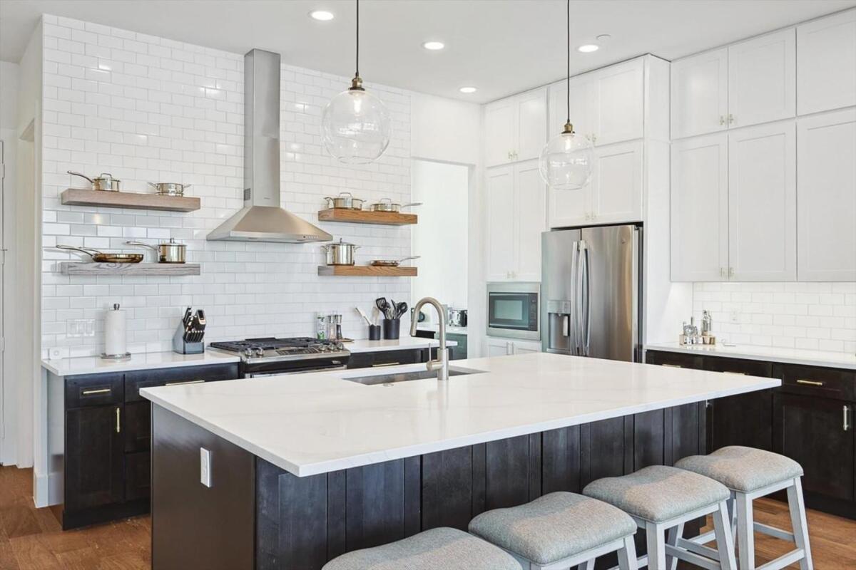 3-bd Luxury Living W Rooftop Garden Views Dallas