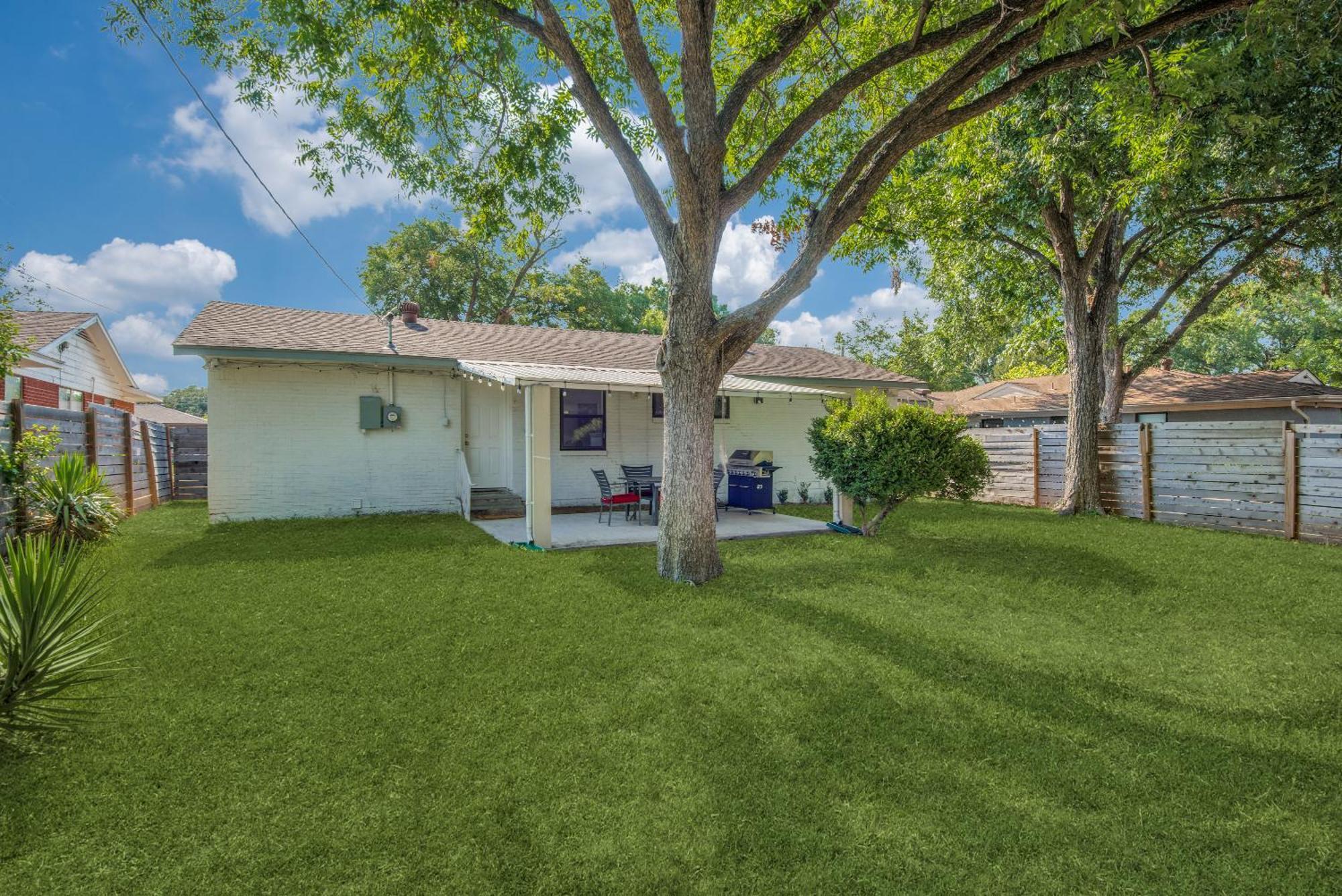 Modern, Roomy, Game Room, Patio, Family Home, Private Parking Holiday home Dallas