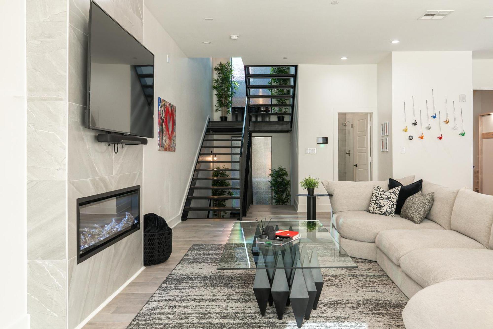 Banksy-inspired Urban In Bishop Arts Holiday home