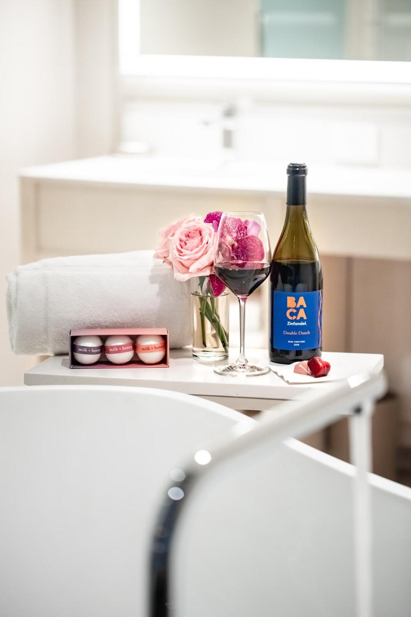 Hall Arts Dallas, Curio Collection By Hilton 5* Dallas