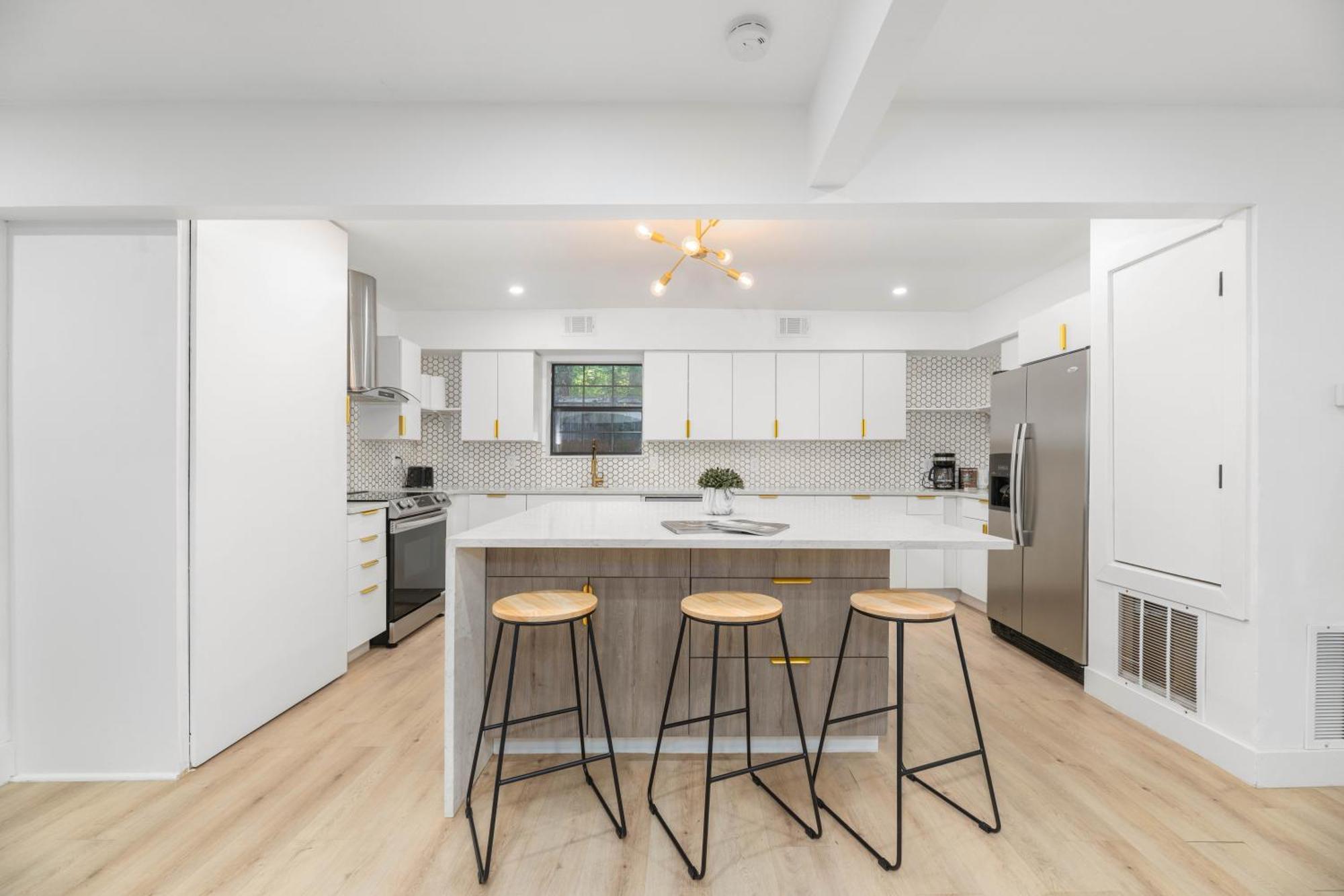 Incredible Modern 4 Bedroom *