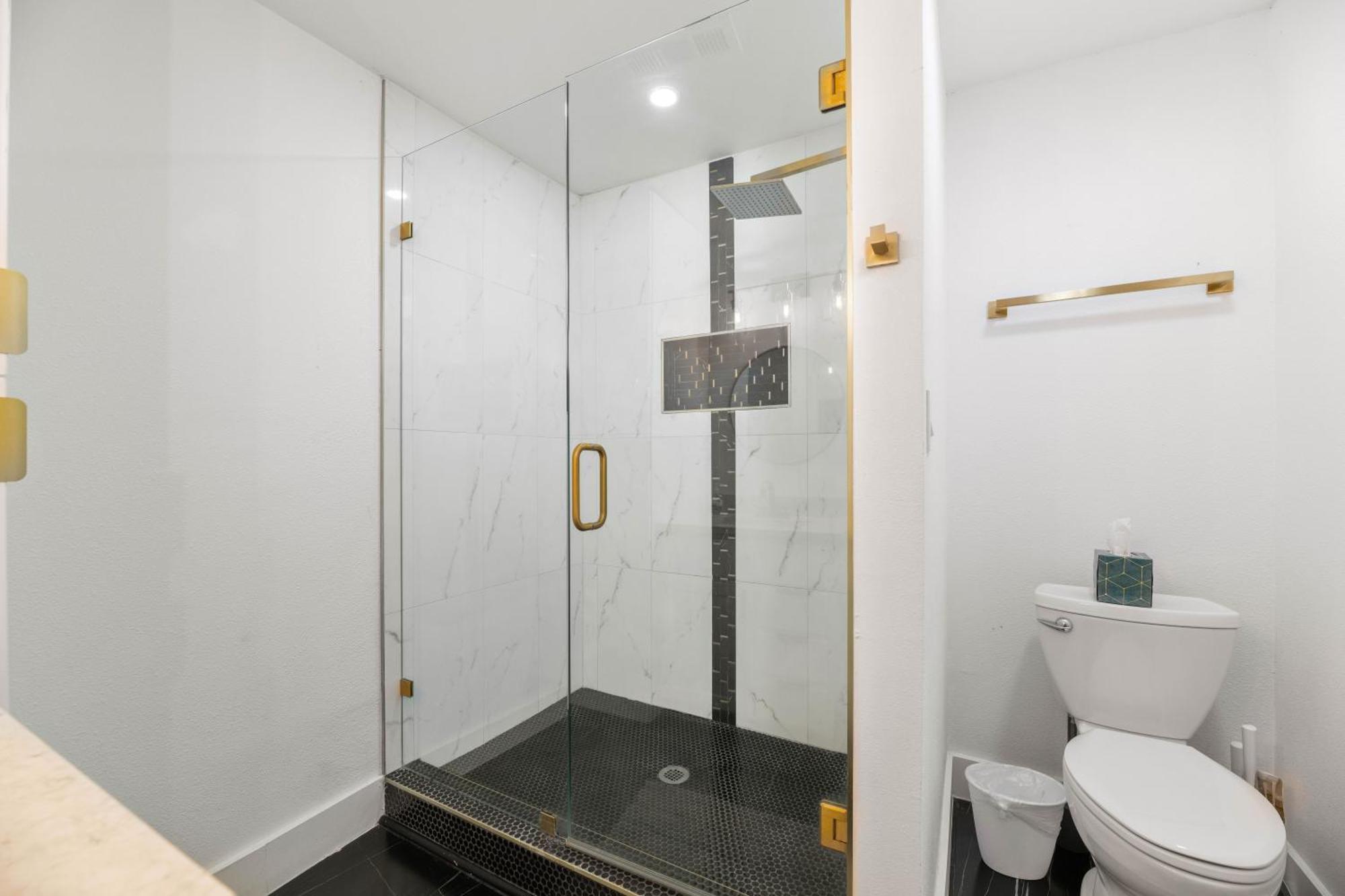 Incredible Modern 4 Bedroom Holiday home *