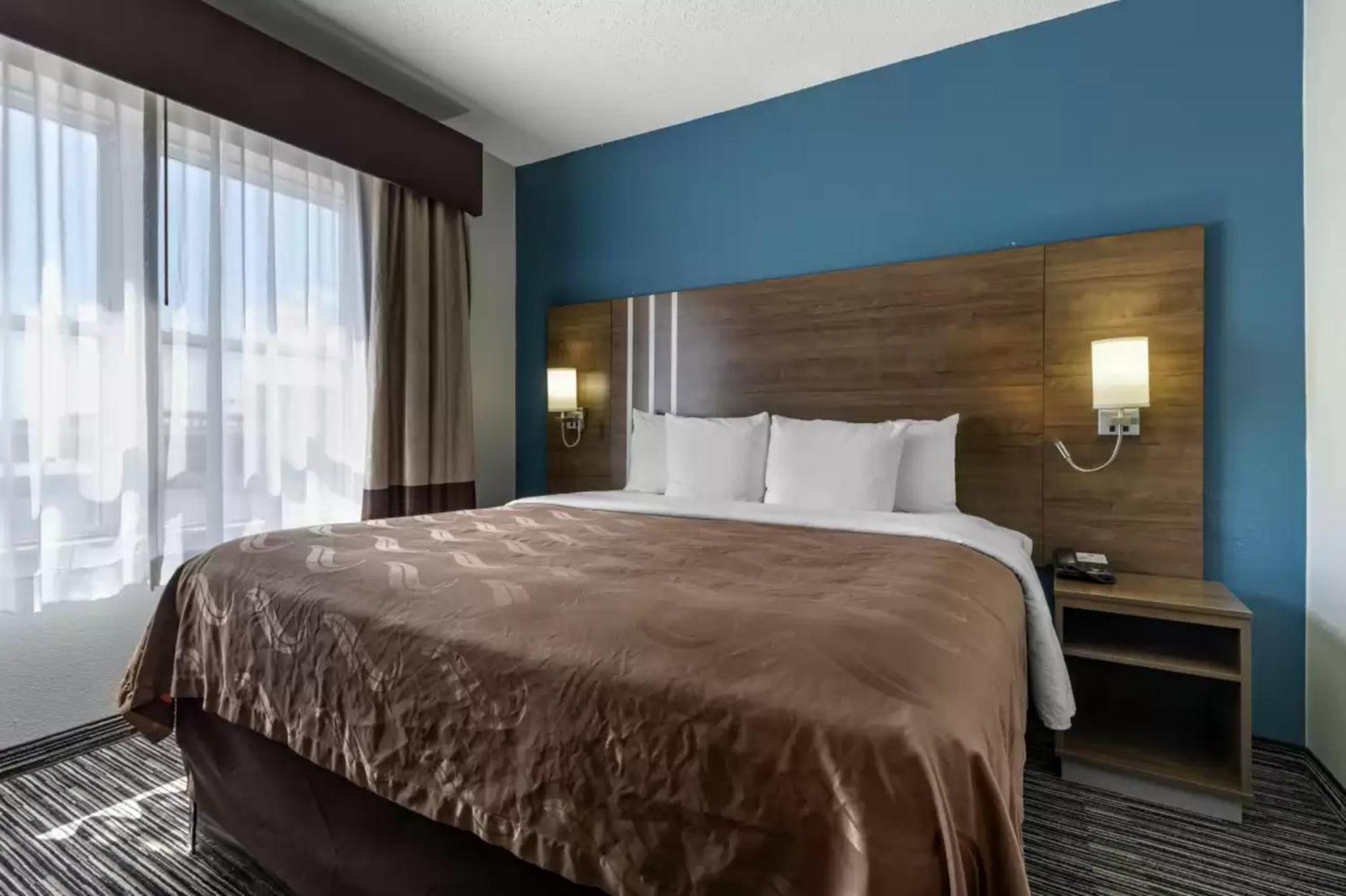 Quality & I-35 E-walnut Hill Hotel 2*
