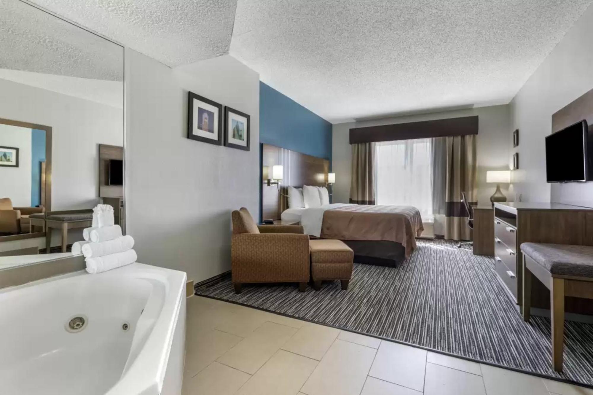 Hotel Quality & I-35 E-walnut Hill 2*