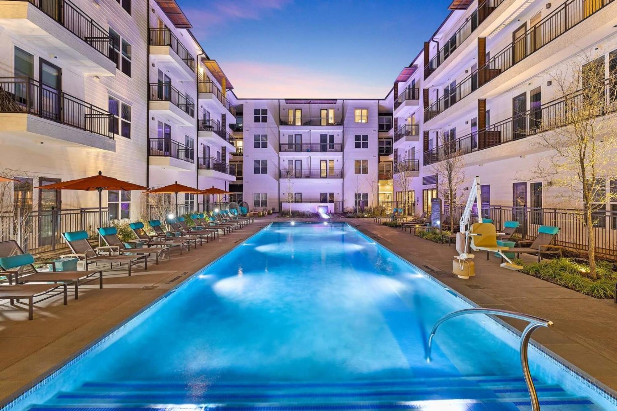 Apartment 2br 2bth Luxury Minutes From Field Airport *