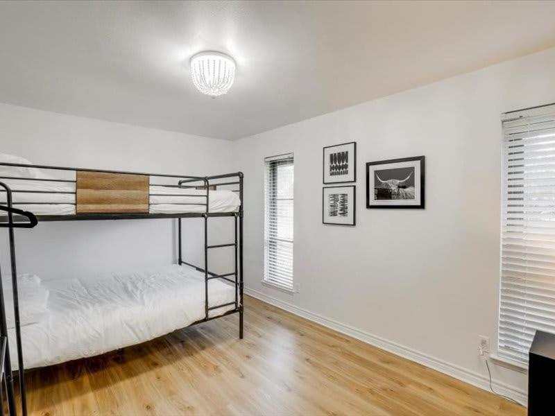 Posh 6br 2,5ba With Pool, Media-game & Hot Tub Holiday home Dallas