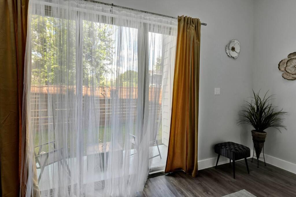 Charming 3-bedroom L 5 Mins To Aa Arena * Dallas