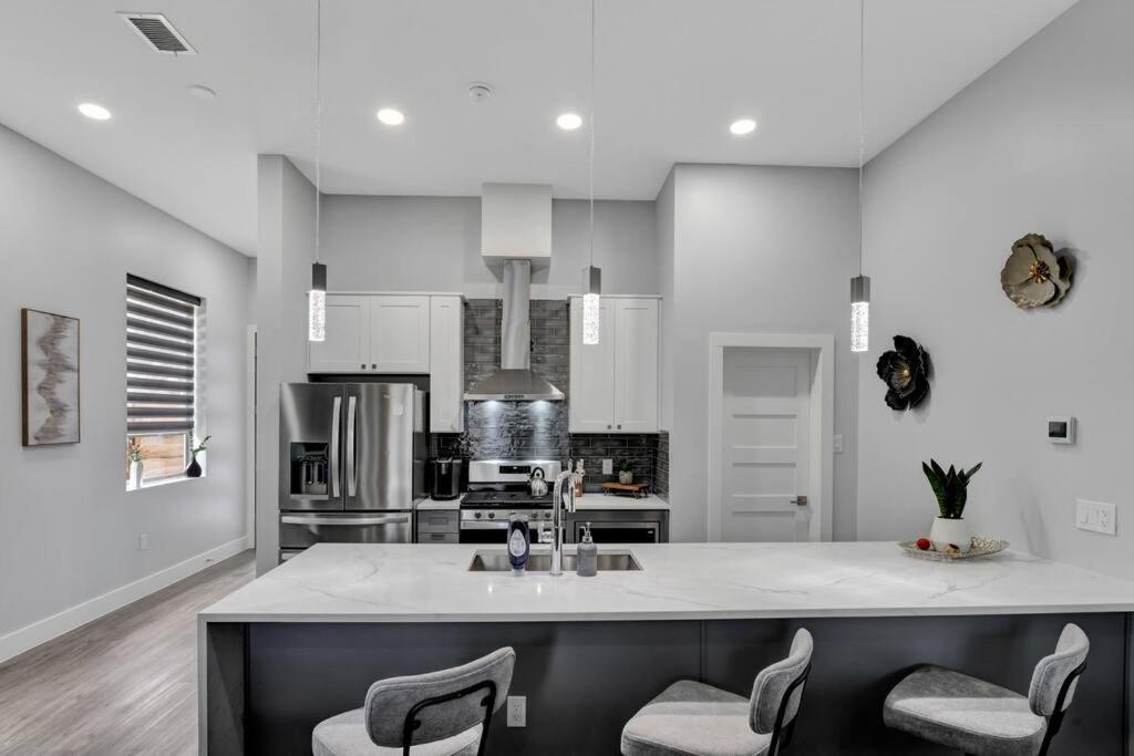 Charming 3-bedroom L 5 Mins To Aa Arena Dallas