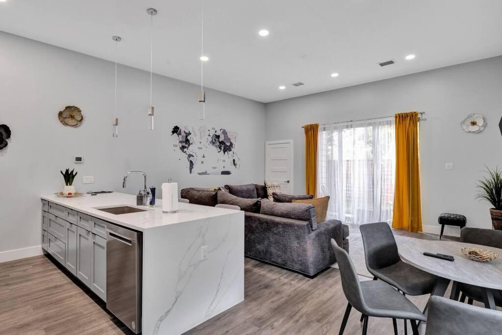 Charming 3-bedroom L 5 Mins To Aa Arena * Dallas