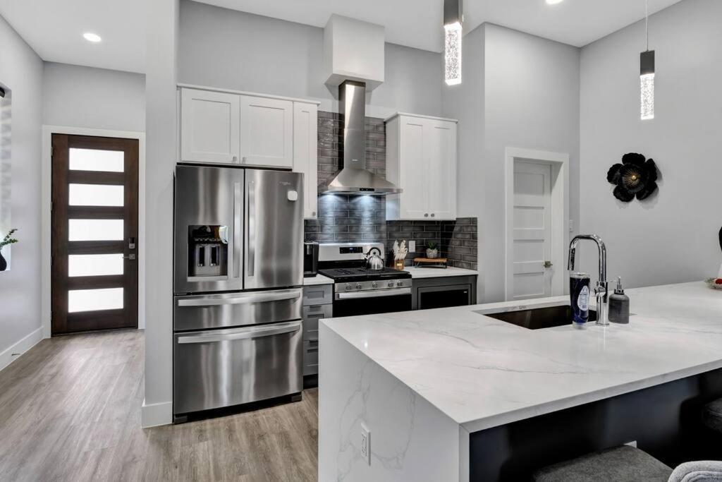 Charming 3-bedroom L 5 Mins To Aa Arena * Dallas