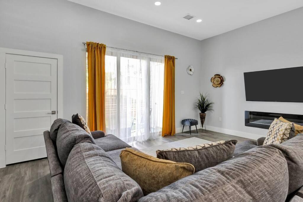 Charming 3-bedroom L 5 Mins To Aa Arena Dallas