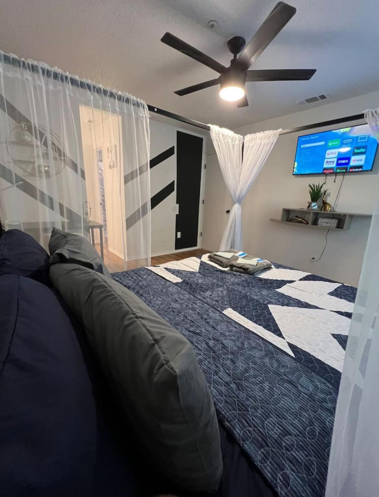 Sleek Luxe Gem Downtown 2bd 2ba Apartment *