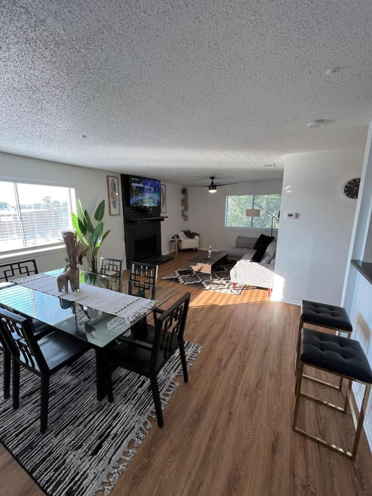Sleek Luxe Gem Downtown 2bd 2ba Apartment